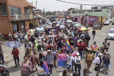 Marchan por el Orgullo de la Comunidad LGBT+ en Metepec