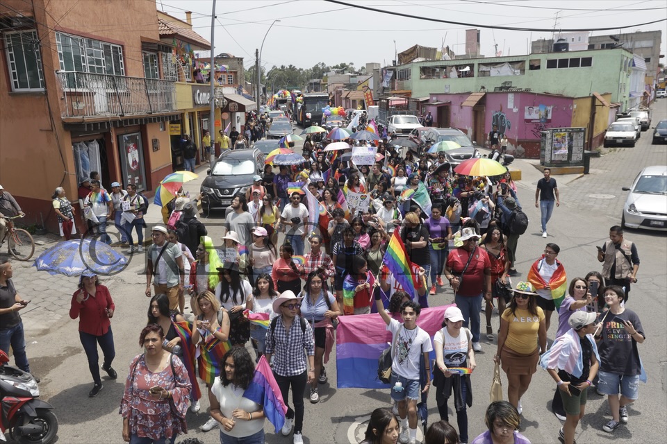 Marchan por el Orgullo de la Comunidad LGBT+ en Metepec