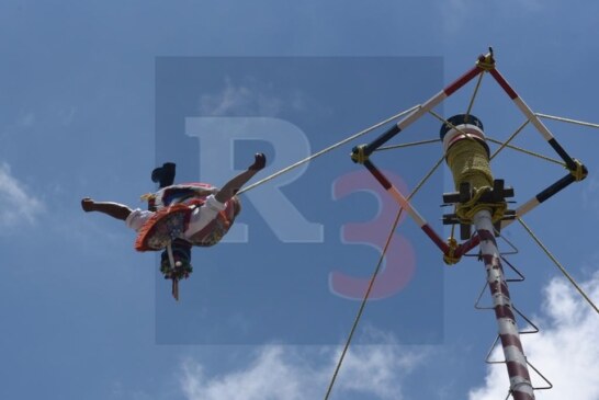 Voladores de Papantla llegan a San Lorenzo Tepetitlan como parte de la fiesta patronal