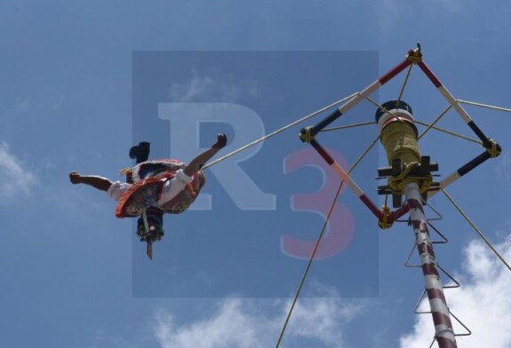 Voladores de Papantla llegan a San Lorenzo Tepetitlan como parte de la fiesta patronal