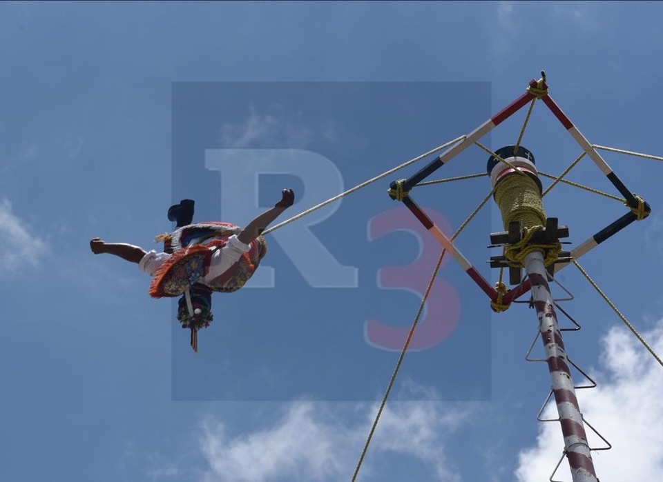 Voladores de Papantla llegan a San Lorenzo Tepetitlan como parte de la fiesta patronal
