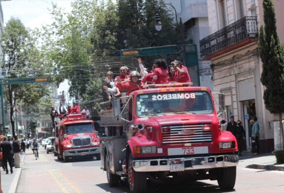 Celebran Bomberos de Toluca con desfile