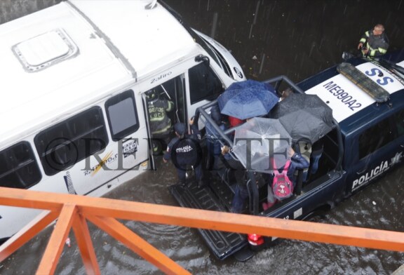 Lluvias dejan caos en el Valle de Toluca, choques, inundaciones y una unidad de transporte atrapada