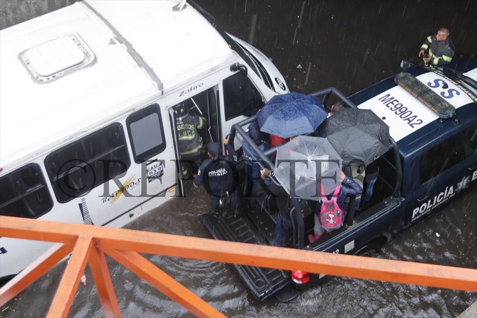 Lluvias dejan caos en el Valle de Toluca, choques, inundaciones y una unidad de transporte atrapada