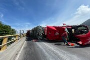 Volcadura de Tráiler en Atlacomulco, dos personas lesionadas y prologando cierre de la vía.