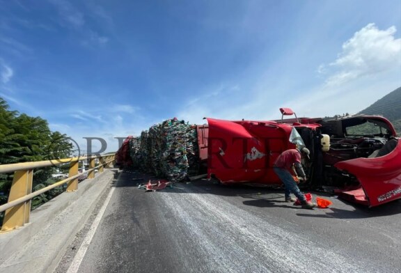 Volcadura de Tráiler en Atlacomulco, dos personas lesionadas y prologando cierre de la vía.