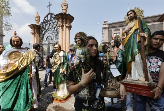 Decenas de fieles celebran a San Judas Tadeo en Toluca con gran devoción