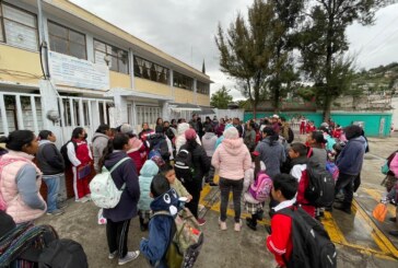 Denuncian 38 años de olvido en escuela primaria de Atlacomulco, padres exigen renuncia del director.