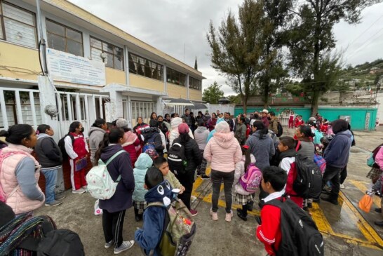 Denuncian 38 años de olvido en escuela primaria de Atlacomulco, padres exigen renuncia del director.