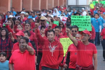 Se manifiestan trabajadores de Telmex en la capital estatal