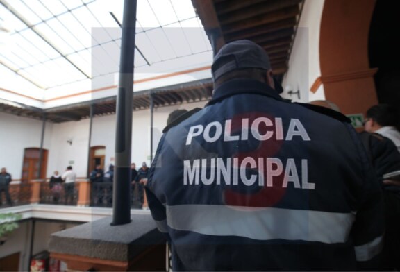 Se manifiestan policías de Almoloya por un recurso que no les entregan