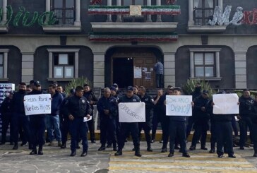 Policías sin armas, uniformes y sin salario justo se manifiesta en Jocotitlán