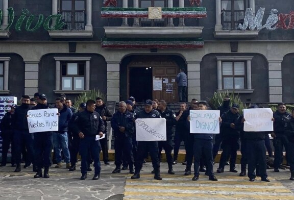 Policías sin armas, uniformes y sin salario justo se manifiesta en Jocotitlán