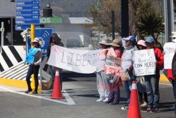 Continúan los de Tlanixco con su lucha, ahora toman las casetas de la autopista