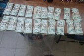 Entregan policías de Naucalpan 420 mil pesos hallados en la calle a la fiscalía